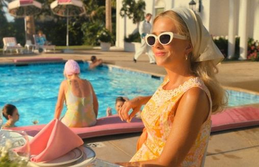 Przegląd seriali na wakacje. Co warto obejrzeć latem?