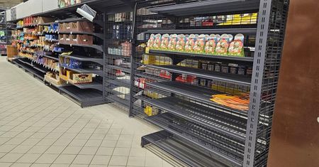 Puste półki w sklepie. To ostatnie dni Carrefoura w Galerii Olimp