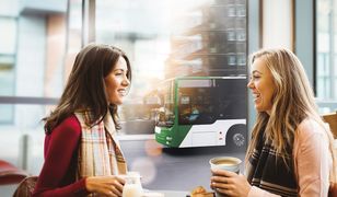 W Białymstoku klienci Banku Pekao oszczędzają na biletach i zgarniają nagrody – 4000 voucherów na kawę i 1000 smart bandów.