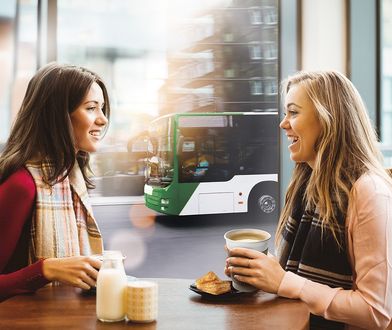 W Białymstoku klienci Banku Pekao oszczędzają na biletach i zgarniają nagrody – 4000 voucherów na kawę i 1000 smart bandów.