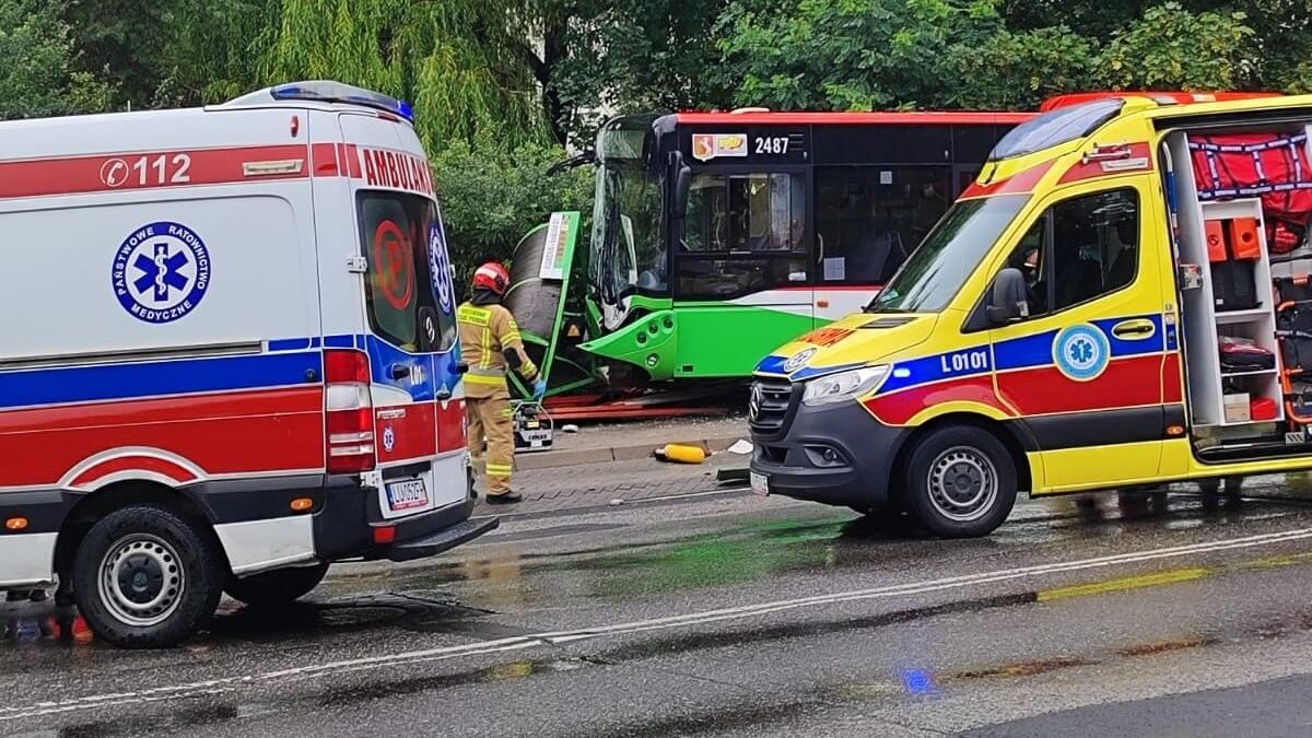 Autobus wjechał w przystanek na ul. Romera w Lublinie