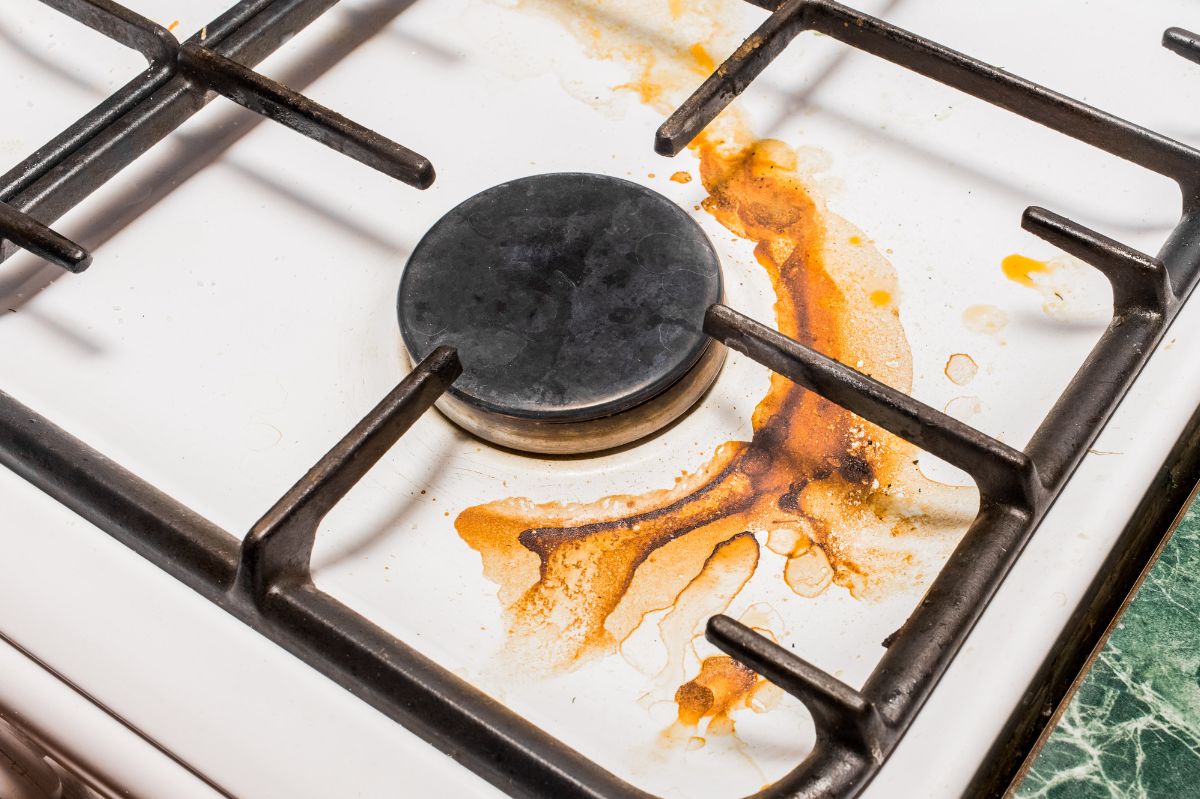 White vinegar and lemon: The secret to spotless gas burners