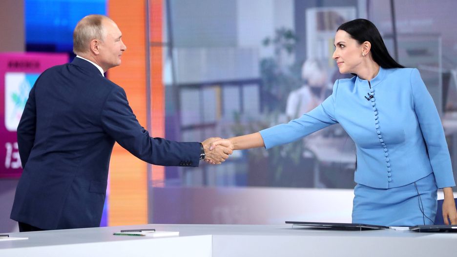 Putina podczas wizyty w moskiewskim studiu telewizyjnym podczas propagandowej sesji "pytań od widzów"