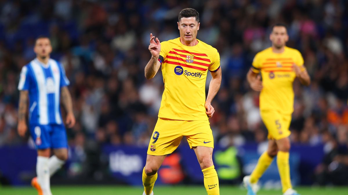 BARCELONA, SPAIN - MAY 14: Robert Lewandowski of FC Barcelona pass the ball during the LaLiga Santander match between RCD Espanyol and FC Barcelona at RCDE Stadium on May 14, 2023 in Barcelona, Spain. (Photo by Eric Alonso/Getty Images)