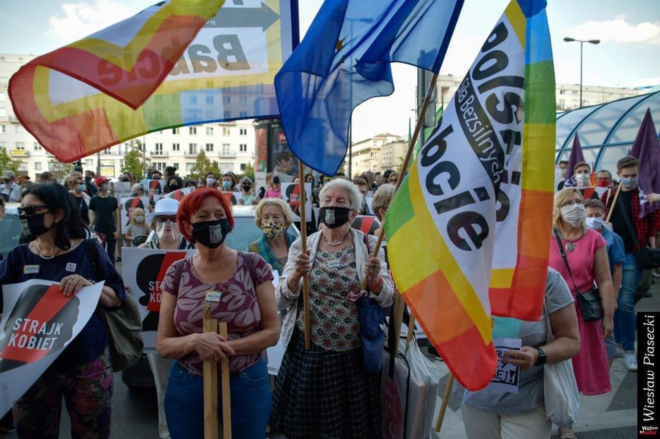 Strajk kobiet. Polskie Babcie ramię w ramię z protestującymi