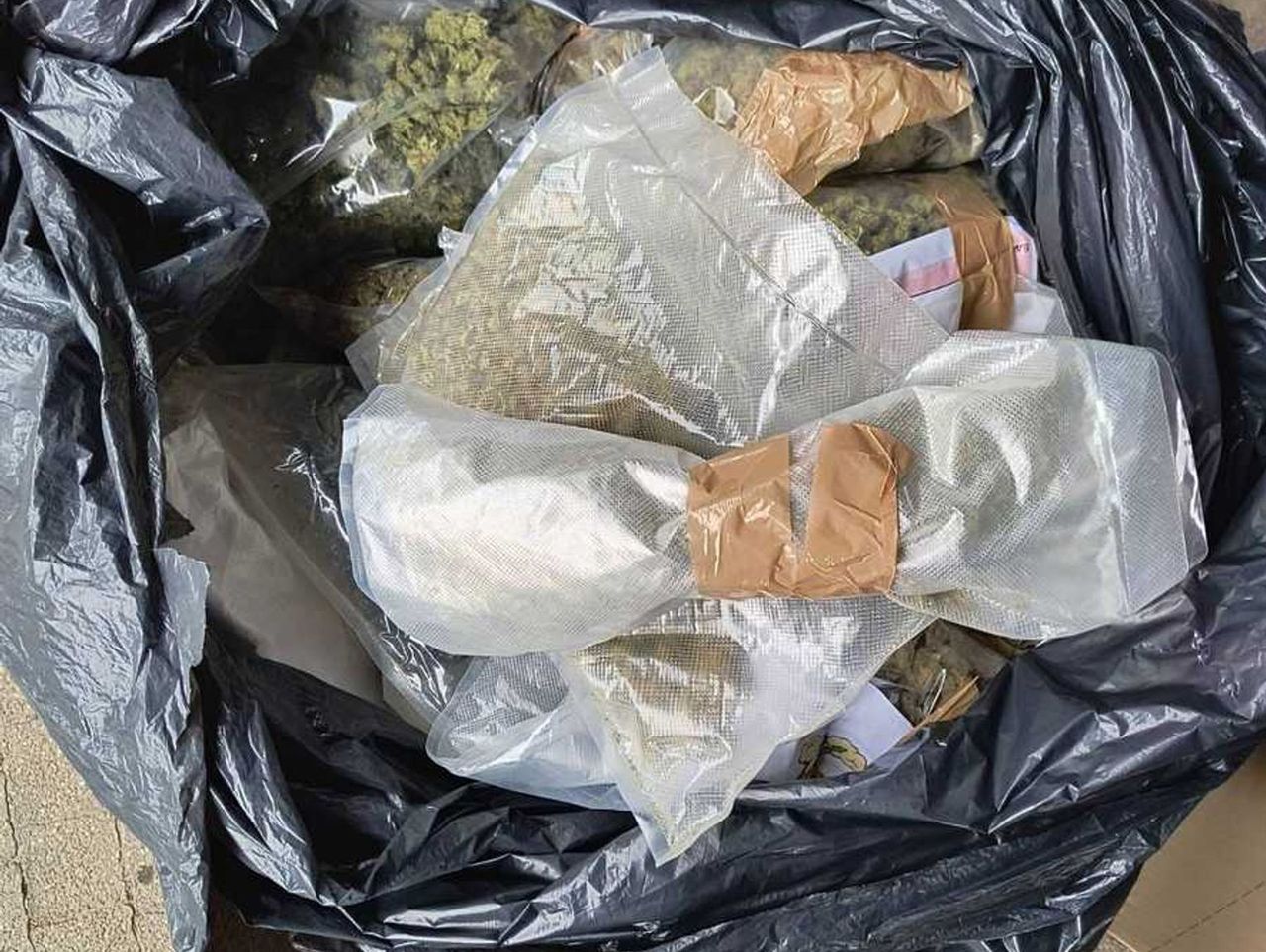 Poznań: Diler zatrzymany z blisko 20 kg narkotyków. Handlował nawet wtedy, gdy jego sprawa była w sądzie