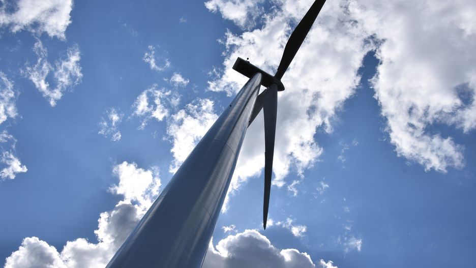 Farma Wiatrowa Szybowice to oprócz 17 turbin sieć dróg, podziemnych kabli i Główny Punkt Odbioru energii.
