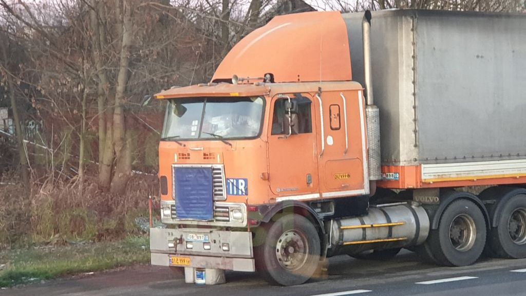 Taka ciężarówka popsuła się Irańczykowi, który nie ma czym wrócić do domu.