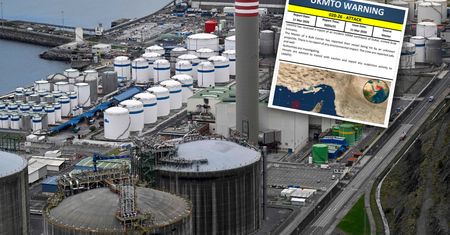 Brytyjskie służby: po ataku płonie statek handlowy