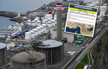 Brytyjskie służby: po ataku płonie statek handlowy