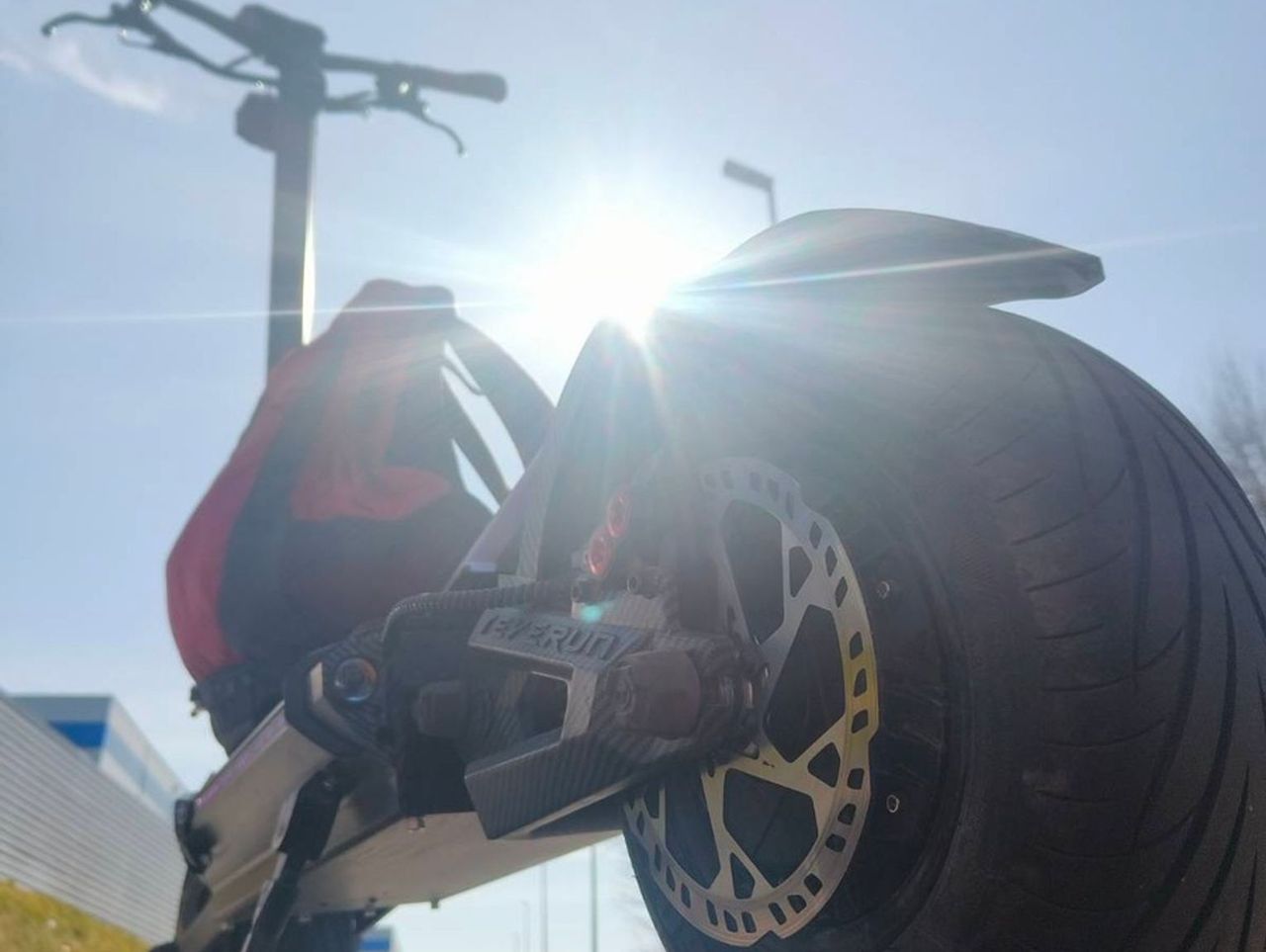 Pomorskie: 13-latek na hulajnodze elektrycznej potrącił mężczyznę na pasach