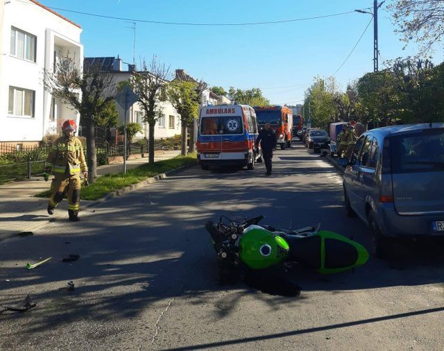 Zderzenie motocykla z pojazdem osobowym. Kierujący jednośladem trafił do szpitala (zdjęcia)