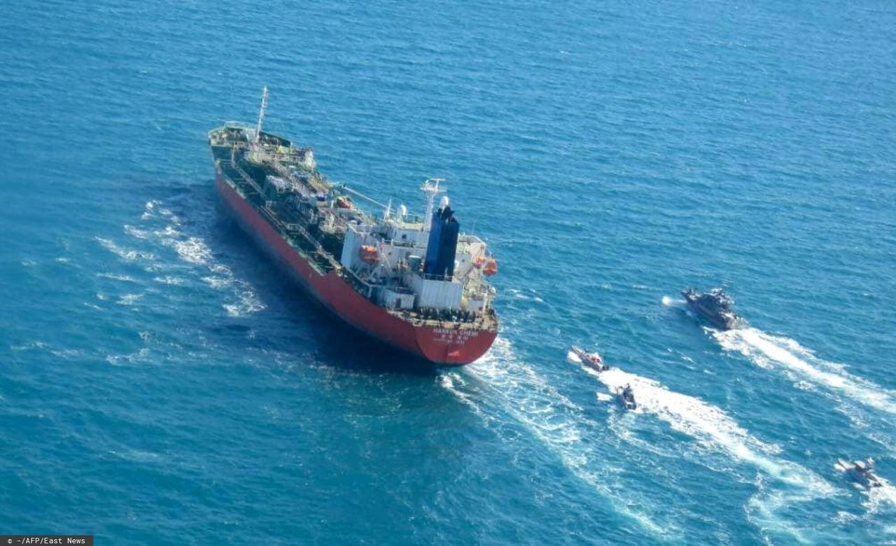 The shadow fleet's Russian tanker got stuck in the strait off the coast of Turkey.