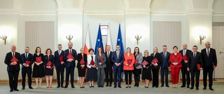 Ile zarabiają ministrowie? Ile zarobią tymczasowi?