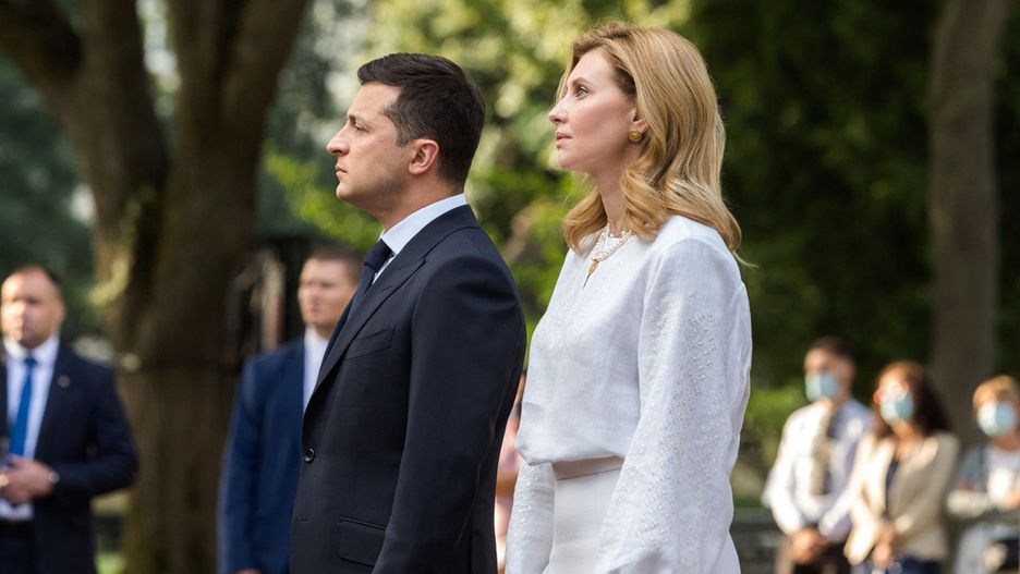 KIEV, UKRAINE - AUGUST 24: (----EDITORIAL USE ONLY â MANDATORY CREDIT - "PRESS OFFICE OF UKRAINIAN PRESIDENCY / HANDOUT" - NO MARKETING NO ADVERTISING CAMPAIGNS - DISTRIBUTED AS A SERVICE TO CLIENTS----) Ukrainian President Volodymyr Zelensky (L) and his wife Olena Zelenska (R) lay the wreath on the monument at Mykhailivska Square within the 29th Independence Day celebrations at the Sofiyska Square in Kiev, Ukraine on August 24, 2020. (Photo by PressOffice of Ukrainian Presidency/Anadolu Agency via Getty Images)