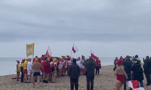 Nietypowe obchody Święta Niepodległości. Wyskoczyli bez spodni i koszulek