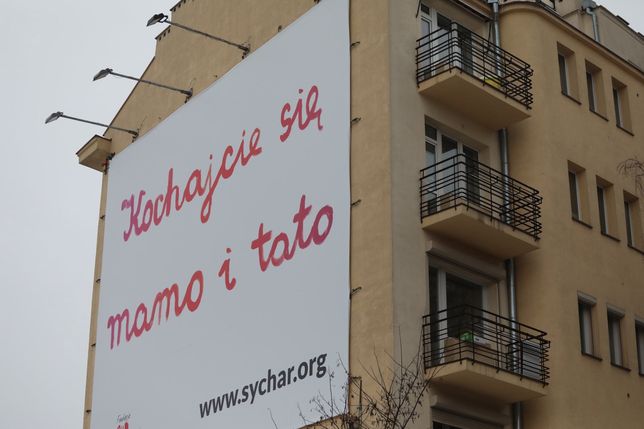 Warszawa. Ulica Nowogrodzka. Plakat z napisem '' Kochajcie się mamo i tato'' 