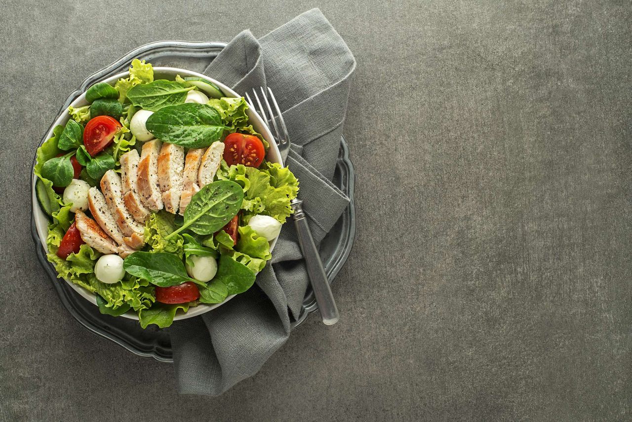Sałatka z kurczakiem i mozzarellą – lekki lunch w 15 min