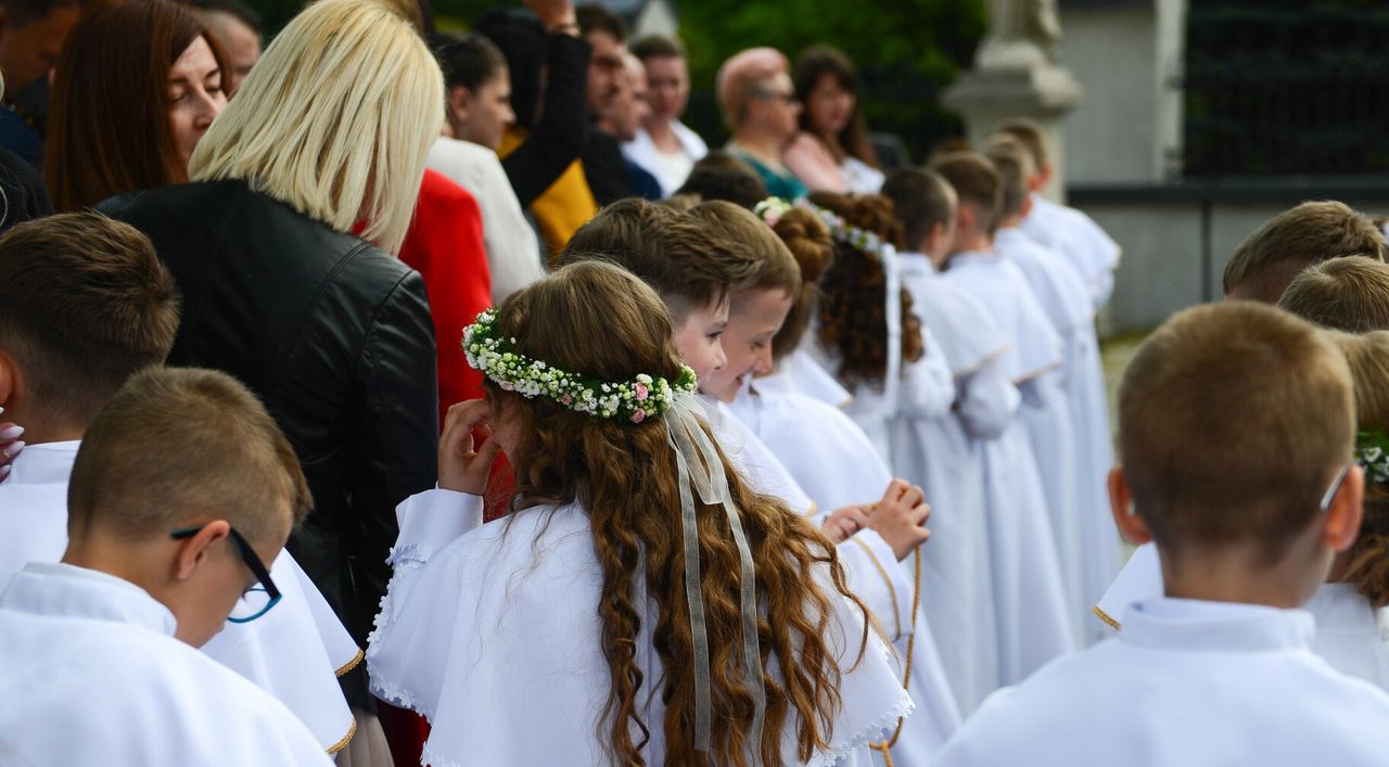 Czego nie wypada wkładać na komunię? Ekspertka wylicza