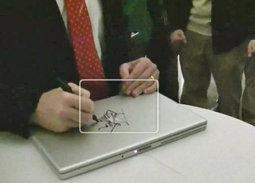 Szef Microsoftu bazgrze po MacBooku. Na życzenie jego właściciela! (wideo)