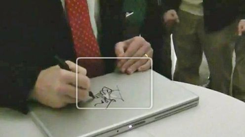 Szef Microsoftu bazgrze po MacBooku. Na życzenie jego właściciela! (wideo) 1