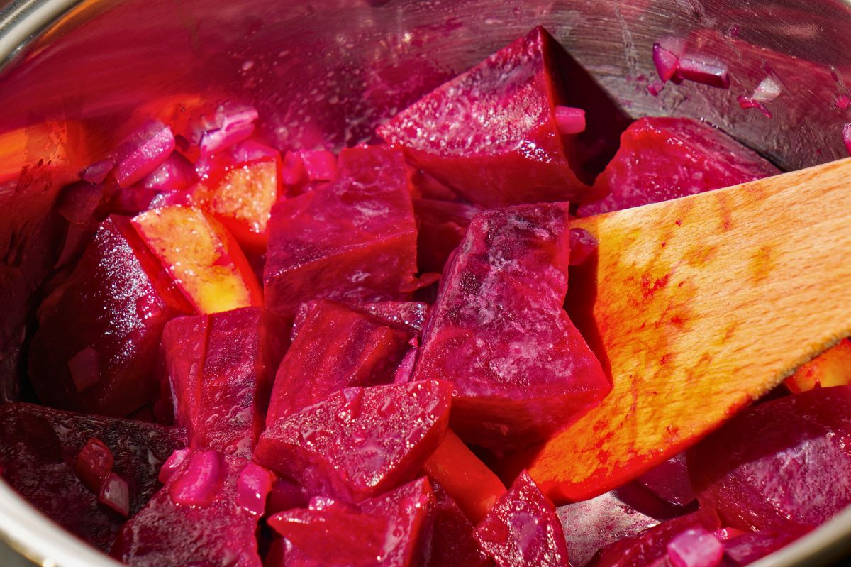 Dodaj 2 łyżki do gotowania buraków. Zachowają piękny kolor i szybciej będą gotowe