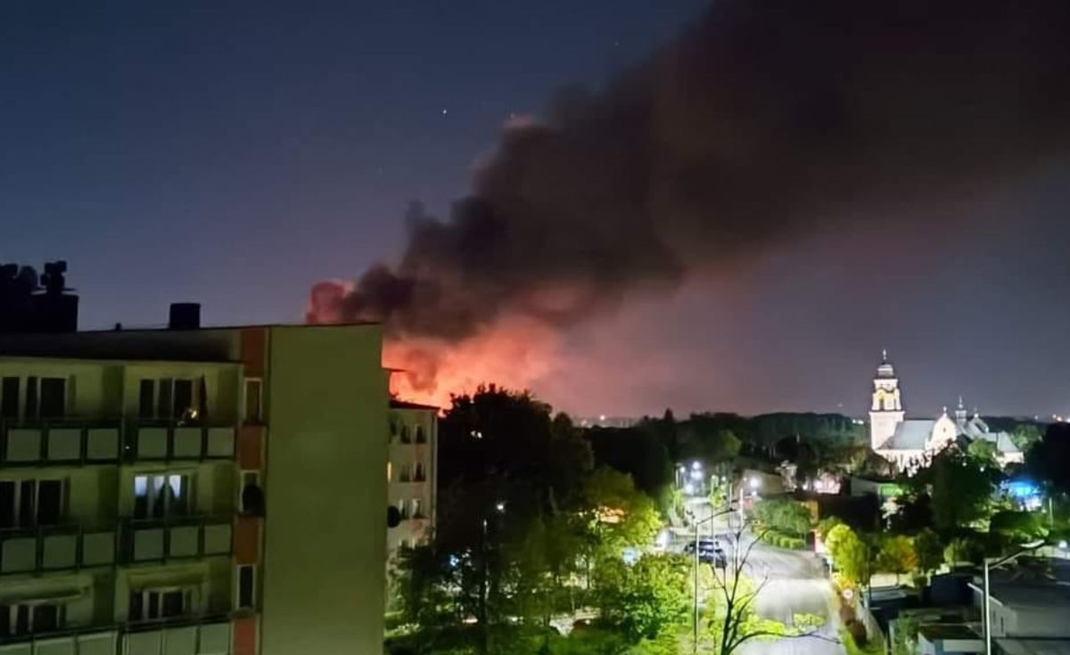 pożar, eksplozja, straż pożarna Ludzi obudziły eksplozje. Spłonęły autobusy w zajezdni w Bytomiu