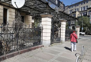 Szczecin: Zabytkowe ogrodzenie przy pl. Odrodzenia czeka na pieniądze na remont [ZDJĘCIA]
