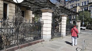 Szczecin: Zabytkowe ogrodzenie przy pl. Odrodzenia czeka na pieniądze na remont [ZDJĘCIA]