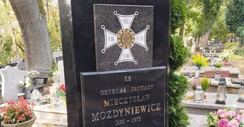 Słupsk: Z grobu generała skradziono mosiężny krzyż Virtuti Militari