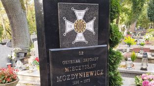 Słupsk: Z grobu generała skradziono mosiężny krzyż Virtuti Militari