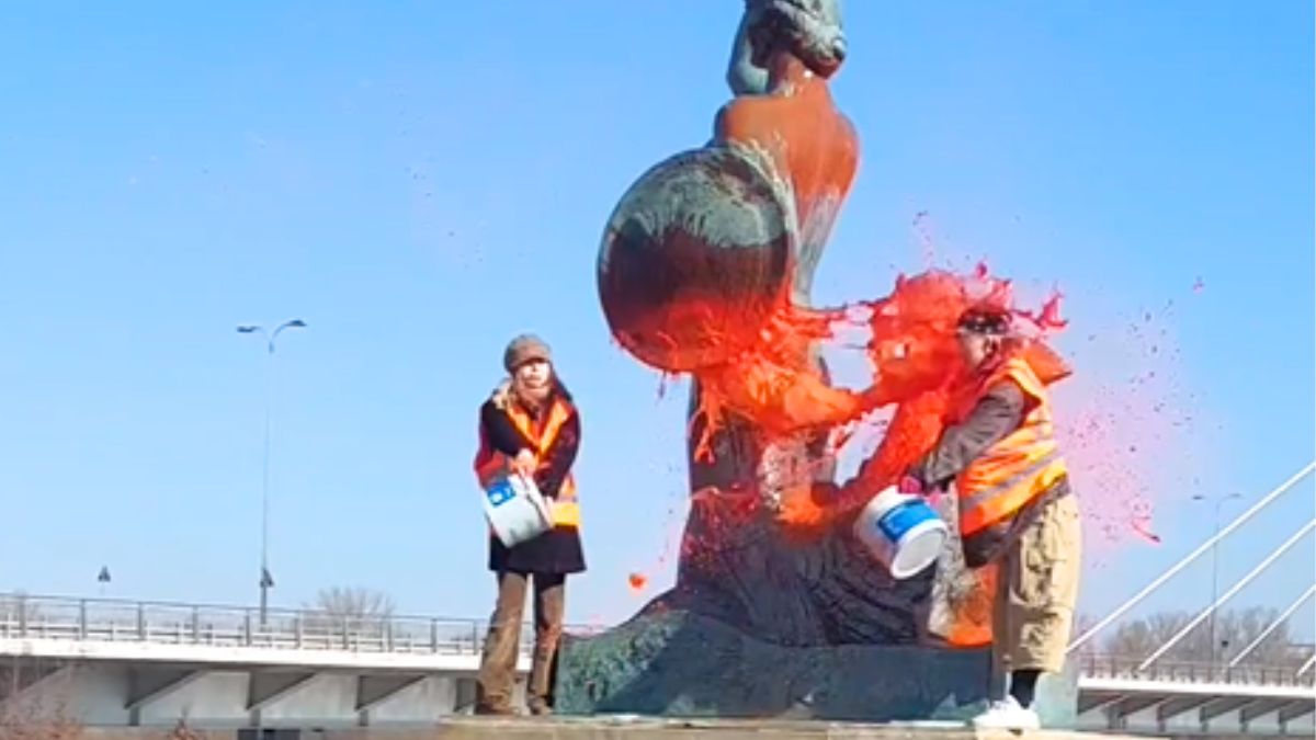 Oblali farbą warszawską Syrenkę