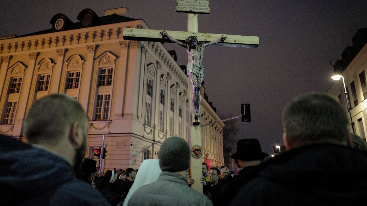 Brała udział w drodze krzyżowej na L4, ZUS odebrał jej świadczenia. Sąd uznał, że to dobre dla zdrowia