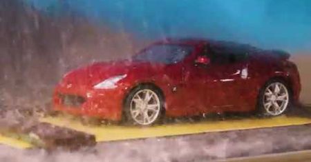 Nissan ma malutką myjnię, w której można myć zabawkowe auta. Sprawdza w niej jakość lakieru