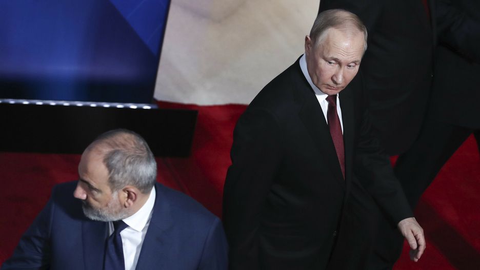Spotkanie Organizacji Uk?adu o Bezpiecze?stwie Zbiorowym w ErywaniuRussian President Vladimir Putin, right, and Armenian Prime Minister Nikol Pashinyan leave the podium after posing for a photo prior to a regular session of the Collective Security Council of the Collective Security Treaty Organization (CSTO) in Yerevan, Armenia, Wednesday, Nov. 23, 2022. (Vahram Baghdasaryan, Photolure via AP)Vahram Baghdasaryan
