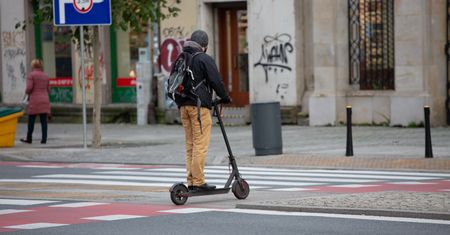 Jechał za szybko na hulajnodze. Namierzyli go wideorejestratorem