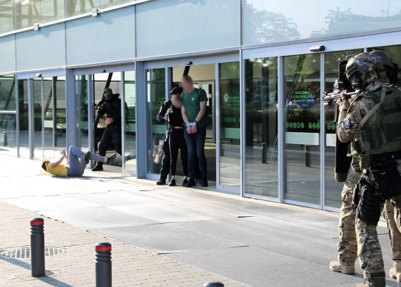 Policja w Łodzi otrzymała zgłoszenie. Zamaskowane osoby z bronią w centrum handlowym