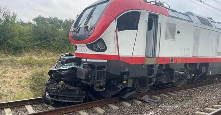 Tragedia na przejeździe kolejowym w Lublinie. Wjechał przed lokomotywę, zginął w zmiażdżonym aucie