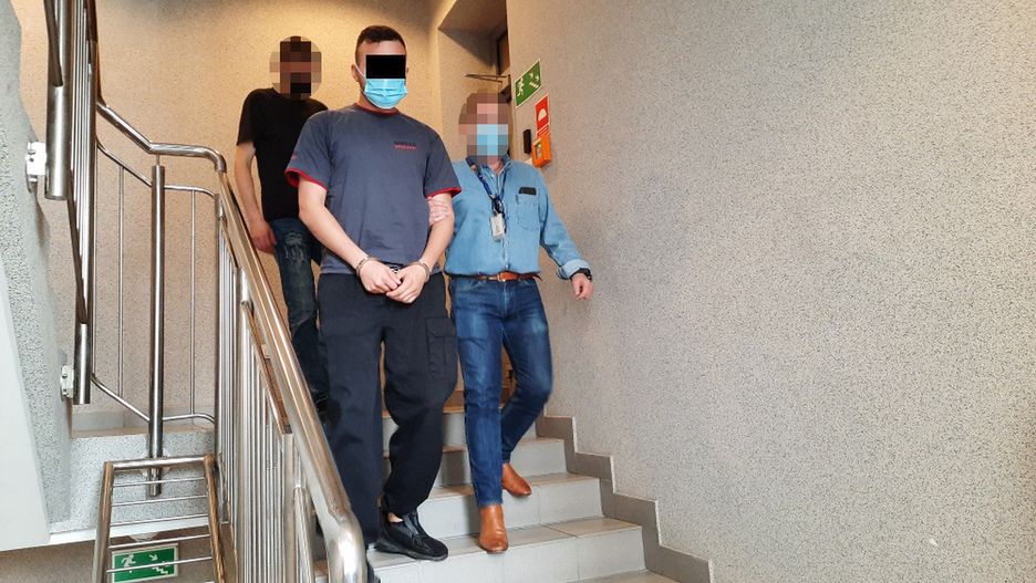 Warszawa. Dwaj ochroniarze z patrolu interwencyjnego schwytali mężczyznę, którego podejrzewali o uszkodzenie ich samochodu. Bili i zastraszyli swoją ofiarę, zmuszając do wypłacenia z bankomatu pieniędzy, które miały pokryć straty (Polija)