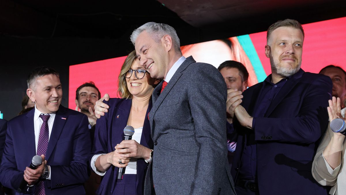 Warszawa, 07.04.2024. Wybory samorządowe 2024. Kandydatka Lewicy i ruchu Miasto Jest Nasze na prezydenta stolicy, wicemarszałek Senatu Magdalena Biejat (3L), lider Partii Razem Adrian Zandberg (P) i lider partii Wiosna Robert Biedroń (C) w sztabie wyborczym Lewicy, 7 bm. w Warszawie. Zakończyły się wybory samorządowe. (ad) PAP/Rafał Guz