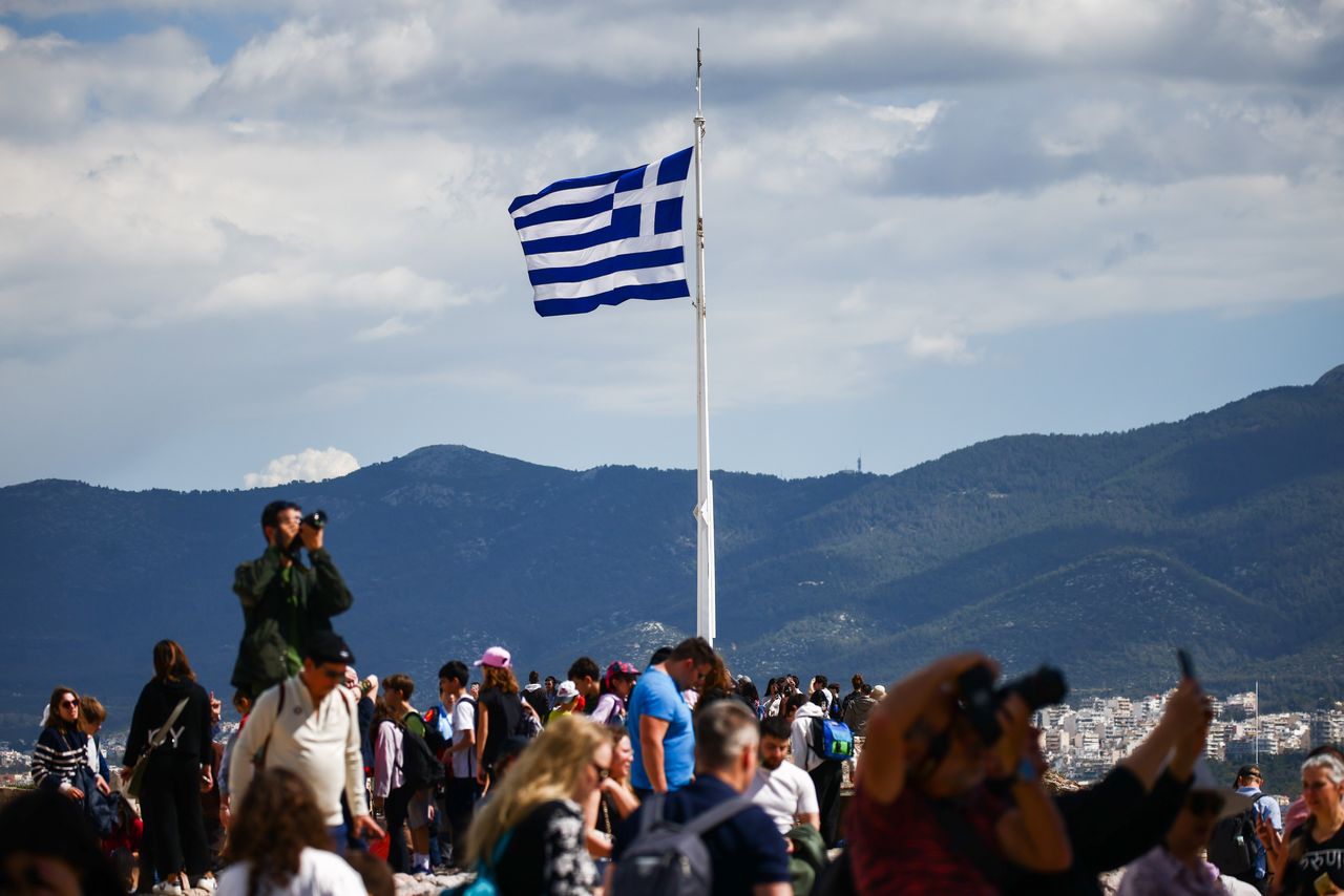 Greek labor unions clash with government over 48-hour work week plan