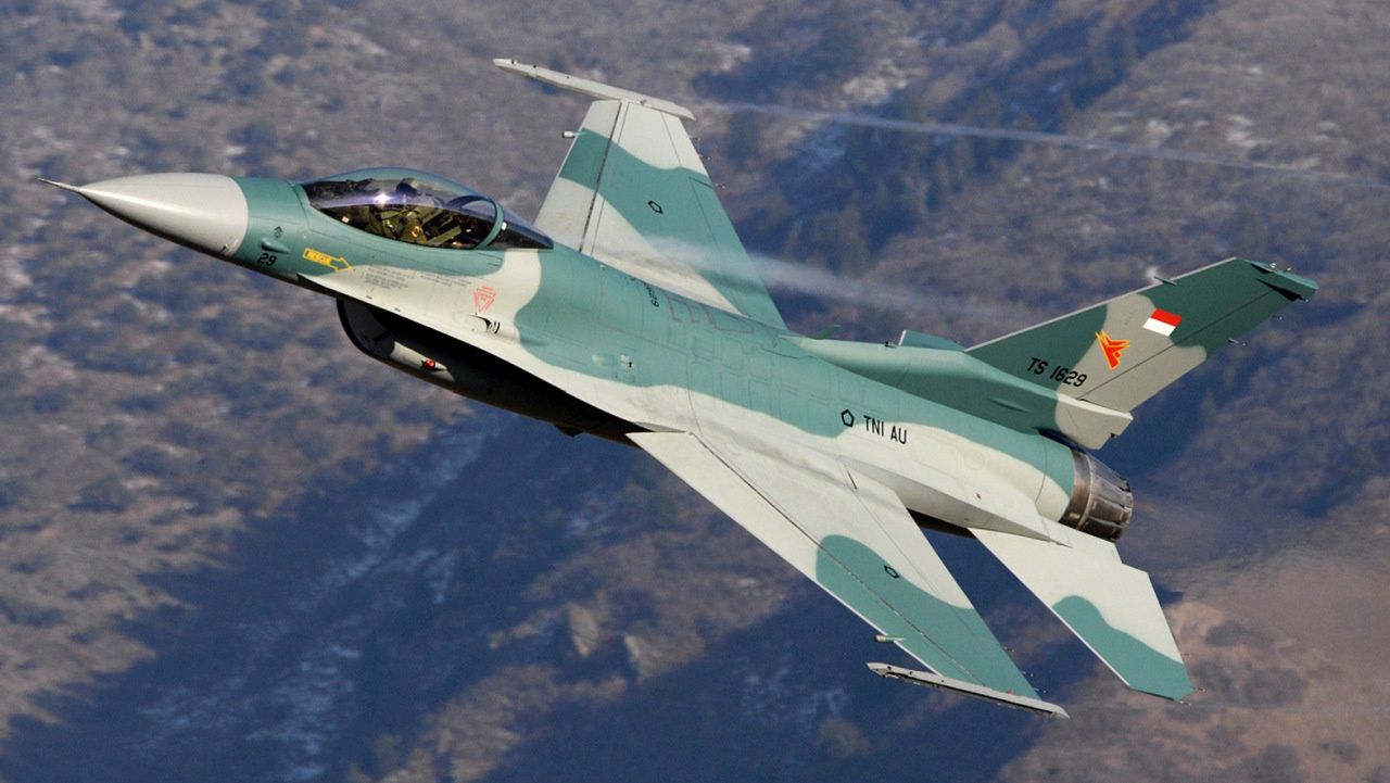 Indonezyjski F-16C Block 25. Poza myśliwcami produkcji rosyjskiej obecnie w indonezyjskich wojskach lotniczych służą trzydzieści dwa Fighting Falcony w wersjach F-16A/B Block 15 OCU i F-16C/D.