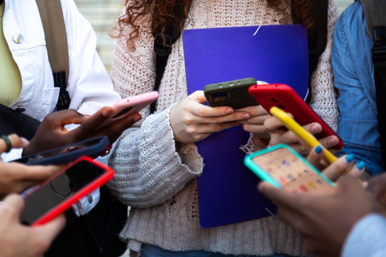 Australia proposes world's strictest ban on teen social media use