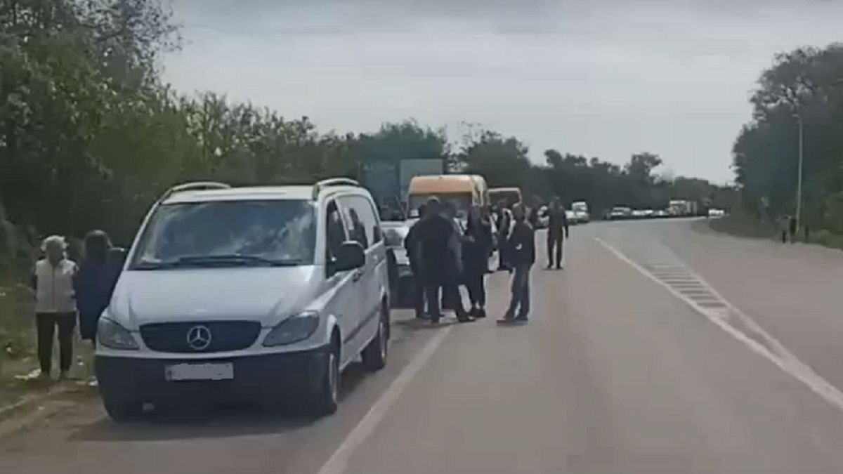 Sznur aut w Ukrainie. Nikt nie może wrócić. Nagranie obiegło sieć 