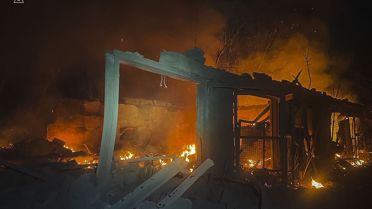 A handout photo made available by the State Emergency Service of Ukraine (SESU) shows damage following a shelling in Hirnyk, Pokrovsk district, Donetsk region, Ukraine, 28 March 2024, amid the Russian invasion. A two-story building of an educational institution was damaged as a result of the strike. No fatalities nor injuries were reported, SESU confirmed. EPA/STATE EMERGENCY SERVICE HANDOUT BEST QUALITY AVAILABLE HANDOUT EDITORIAL USE ONLY/NO SALES HANDOUT EDITORIAL USE ONLY/NO SALES Dostawca: PAP/EPA.