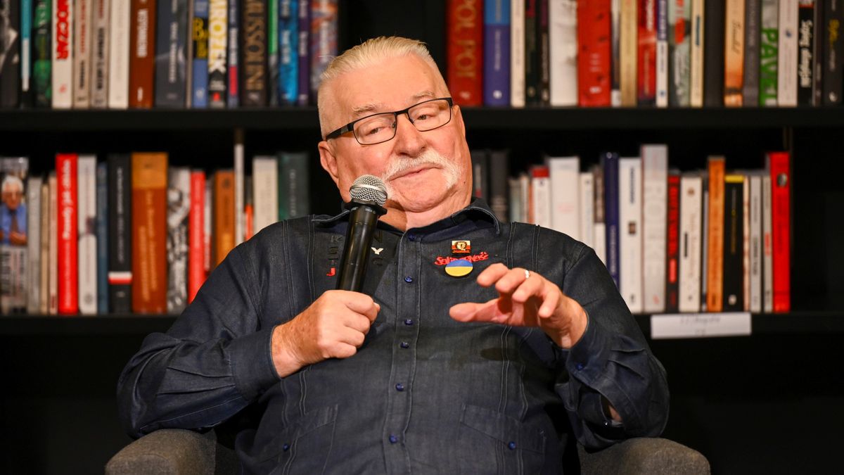 Lech Wałęsa pochwalił się zdjęciami z fanami