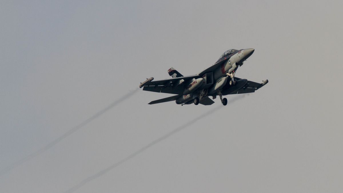 YAMATO, JAPAN - 2016/05/31: A Boeing EA-18G Growler jet fighter with the VAQ-141, US Navy Electronic Attack Squadron known as the Shadow hawk flies low over Chuo Rinkan in Kanagawa, Japan. (Photo by Damon Coulter/SOPA Images/LightRocket via Getty Images)