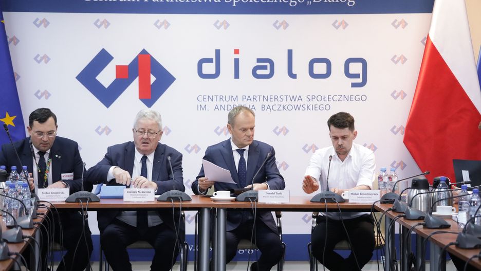 Warszawa, 29.02.2024. Premier Donald Tusk (2P), minister rolnictwa i rozwoju wsi Czesław Siekierski (2L) oraz wiceministrowie rolnictwa i rozwoju wsi Michał Kołodziejczak (P) i Stefan Krajewski (L) podczas szczytu rolniczego w Centrum Dialog w Warszawie, 29 bm. (aldg) PAP/Tomasz Gzell