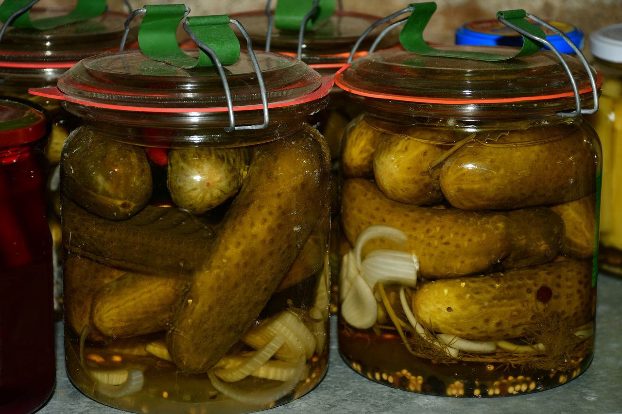 Dlaczego czosnek w ogórkach kiszonych robi się niebieski? Mało kto o tym wie