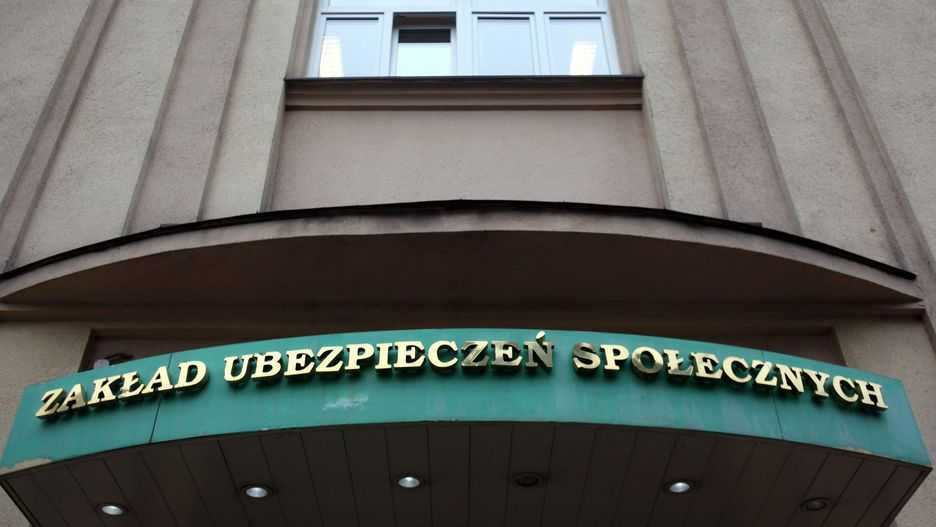 ZUS informuje o wykrytych błędach, ale brak reakcji może prowadzić do kontroli i sankcji.